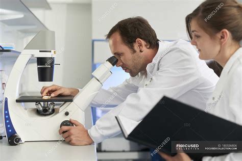 Cientista Em Laboratório Olhando Através Do Microscópio — Facilidade De