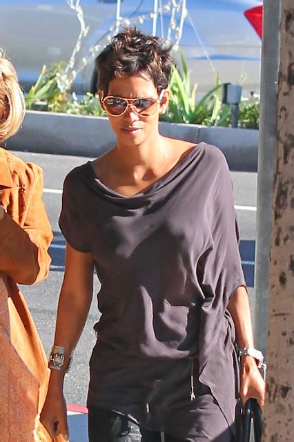 Hot Pic Halle Berry Braless Candids