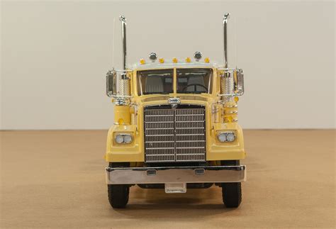 White Western Star Semi Tractor Plastic Model Truck Kit 125