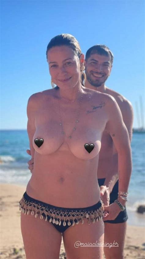 Luana Piovani é fotografada fazendo topless na praia SBT TV SBT TV