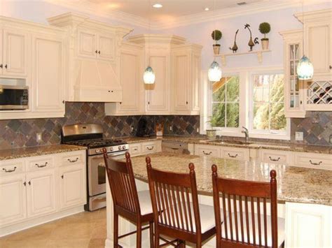 These modern traditional white kitchen cabinets feature natural wood veneer finished interior, with raised panels and gorgeous, antique pearl white glazed finish create cabinets for showstopping small traditional kitchens ideas: Antique White Kitchen Cabinets Home Design - Modern ...