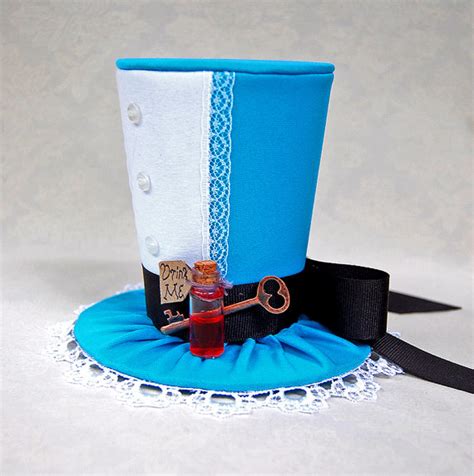 Приключения алисы в стране чудес. Alice in Wonderland - Tiny Top Hats