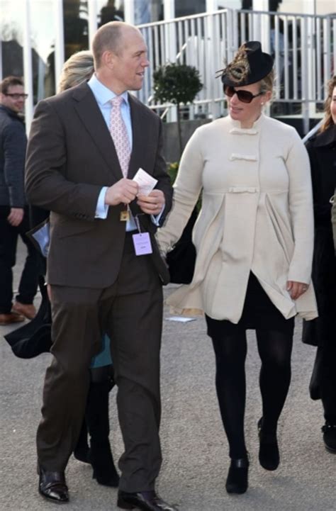 Zara tindall in a muubaa cape coat, was spotted at the november meeting bet victor gold cup at cheltenham racecourse on november 18, 2017 in cheltenham, england. Zara, die Enkeltochter der Queen, und ihr Mann Mike ...