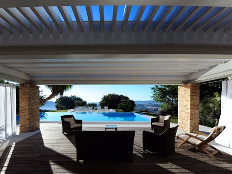 Grazie alle guide laterali, possono essere aperte e chiuse, così lo spazio è ancora più riparato e protetto. Immagini di pergolati in legno