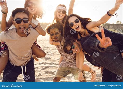 Tre Belle Giovani Coppie Che Camminano Lungo La Spiaggia Fotografia