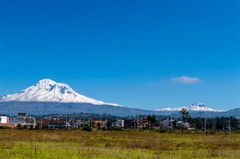 Volcán Chimborazo Cordillera De Los Andes Ecuador Cubierto De Nieve