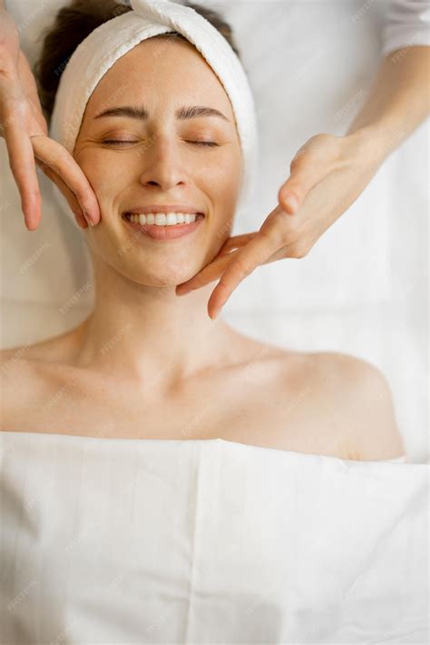 Premium Photo Woman Receiving Relaxing Facial Massage