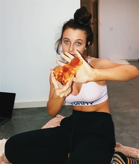 Some beautiful nail art pictures, beautiful nails designs and ideas. Pin by 𝕵𝖔𝖑𝖎𝖓𝖆 on Instagram | Emma chamberlain, Chamberlain ...