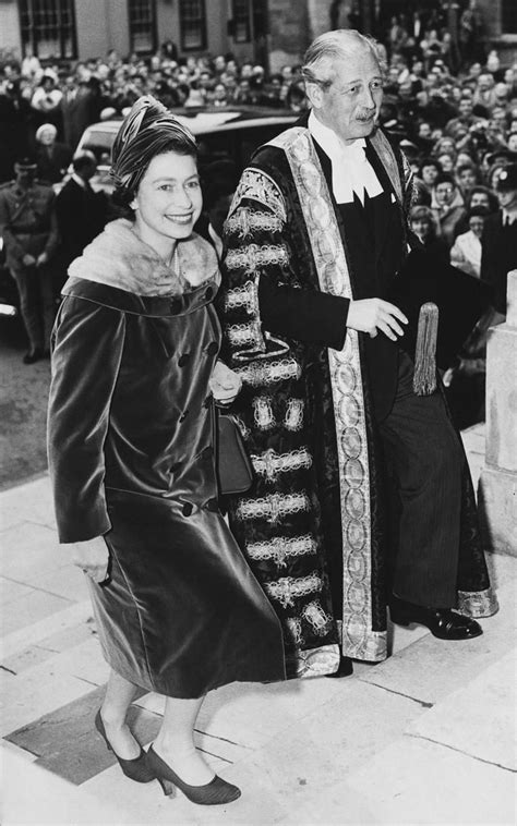 Bu tarihte ilk kez televizyondan canlı yayınlanan taç giyme töreniydi. Kraliçe II.Elizabeth: 60 Fotoğrafta Onlarca Yıllık Taht ...