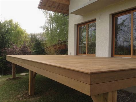 Selon la nature du terrain, il faut opter pour une pose sur lambourde, une sorte. Terrasse en bois exotique sur pilotis - veranda-styledevie.fr