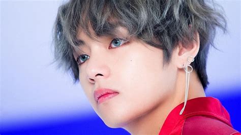The Earring Of Kim Tae Hyung V In The Clip Dna Of The Bts Spotern