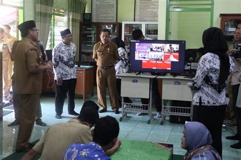 Lewat Jarik Ma Siti Wali Kota Sutiaji Wujudkan Komitmen Pendidikan