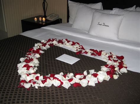 An Affaire Of The Hearts Honeymoon Suite Decor Their Team Gave Their Bride And Groom A Romantic