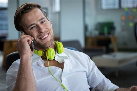 Hombre De Negocios Sonriente Que Habla En El Teléfono Móvil Foto Premium