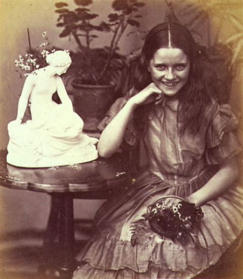 Una Serie Fotogr Fica De Lewis Carroll Incluye A La Verdadera Alicia En El Pa S De Las Maravillas