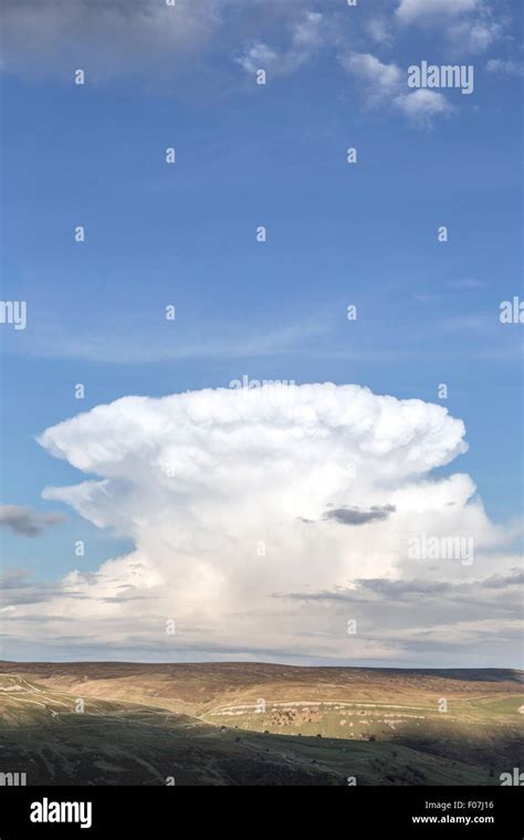 Cumulonimbus Cloud Uk Hi Res Stock Photography And Images Alamy
