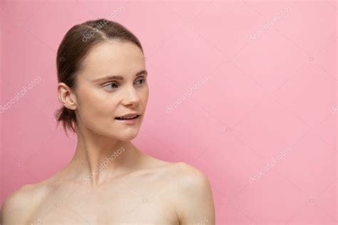 Hermosa Sensual Mujer Morena En Topless De Pie Aislada Sobre Fondo Rosa Posando Feliz Modelo
