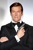 Roger Moore morto, addio al sette volte James Bond che risollevò le ...