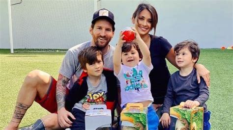 Messi La Familia Recibió Los Regalos Esperados Amba 24