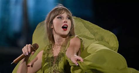 Taylor Swift Forced To Take Cover As Fans Throw Objects At Her While