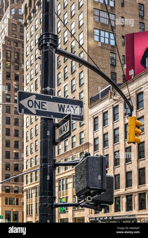 One Way Street Sign And Traffic Light Manhattan New York Usa Stock