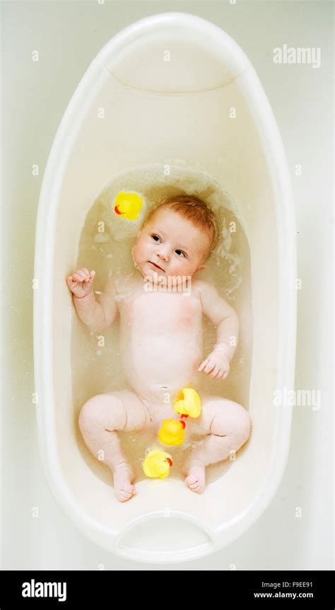 Junge Mädchen Die Spaß In Der Wanne Mit Gummienten Am Badezeit Stockfotografie Alamy