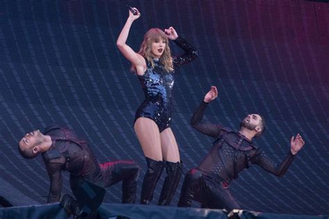 taylor swift performming on her reputation world tour in manchester celebmafia