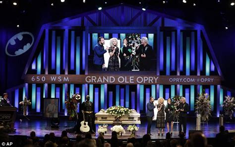Stars Honor Country Singer Troy Gentry At Grand Ole Opry Daily Mail