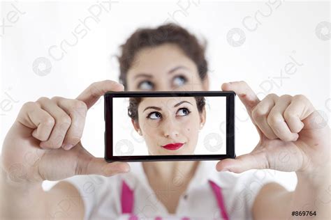 guapa mujer tomando un selfie usando su teléfono inteligente foto de stock 869764 crushpixel