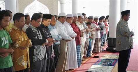 But if any remission is made by the brother of the slain, then grant any reasonable demand, and compensate him with handsome gratitude. Hukum Imam Tidak Sempurnakan Bacaan Ayat Cerita Dalam Al ...
