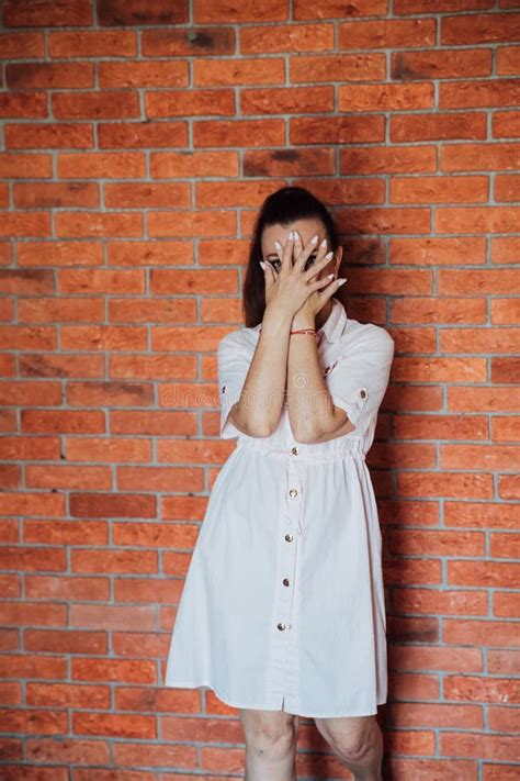 Belle Brune Femme En Robe Couvrant Son Visage Avec Ses Mains Photo Stock Image Du Main Brune