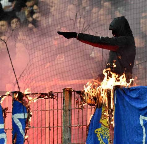We did not find results for: Hannover: 96-Ultras nehmen Spielern Trikots ab - WELT