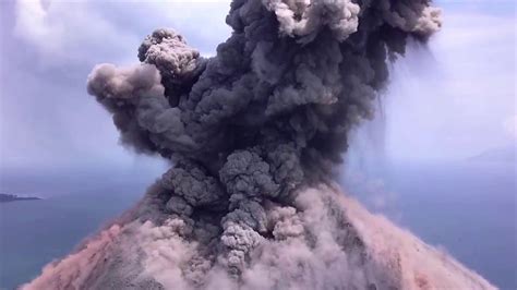 Извержение вулкана завораживающее красивоеthe Eruption Of The Volcano