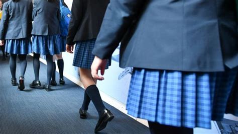 制服で外を歩くとセクハラされる英国女子の3割超 Bbcニュース