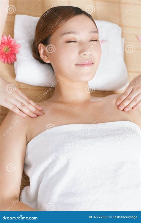 Een Jonge Vrouw Die Van Massage Genieten Stock Afbeelding Image Of Gesloten Volwassenen 37777535