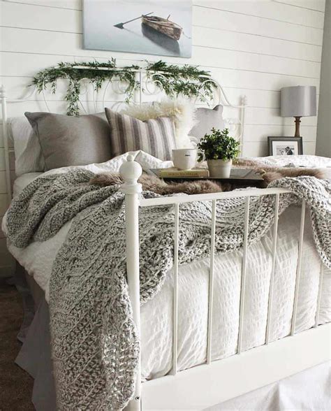 Velg blant mange lignende scener. 33 Ultra-cozy bedroom decorating ideas for winter warmth
