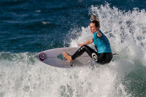 25 Best Women Surfers