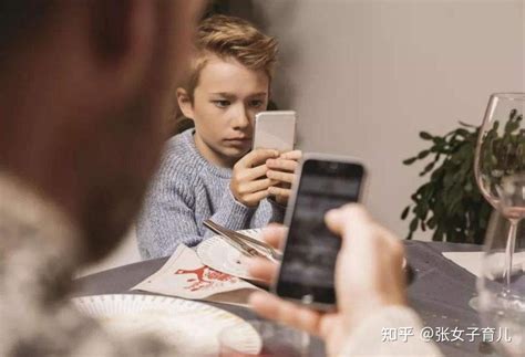 孩子有“手机瘾”，比起强行干预，父母以身作则、多陪伴效果更好 知乎