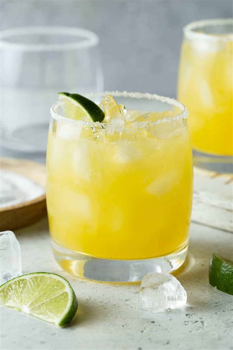 Easy Mango Margarita Recipe Garnish With Lemon