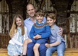 Príncipe William posa com os três filhos em comemoração ao Dia dos Pais