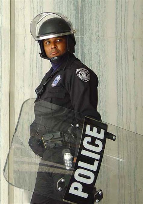 Filepolice Officer In Riot Gear Wikimedia Commons