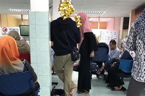 Terkedu Lihat Lelaki Tolak Tengking Isterinya Dalam Pantang Depan