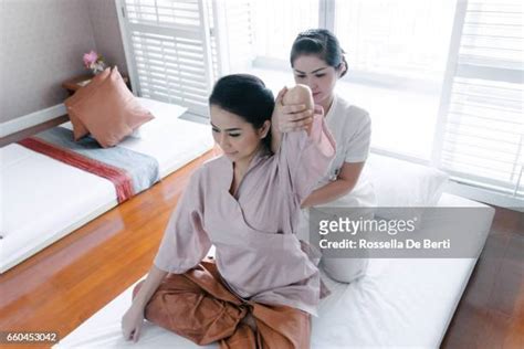 Happy Thai Massage Photos Et Images De Collection Getty Images