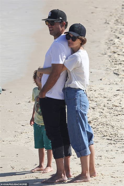 Rose Byrne And Her Husband Bobby Cannavale Pack On The Pda In Bondi Sound Health And Lasting