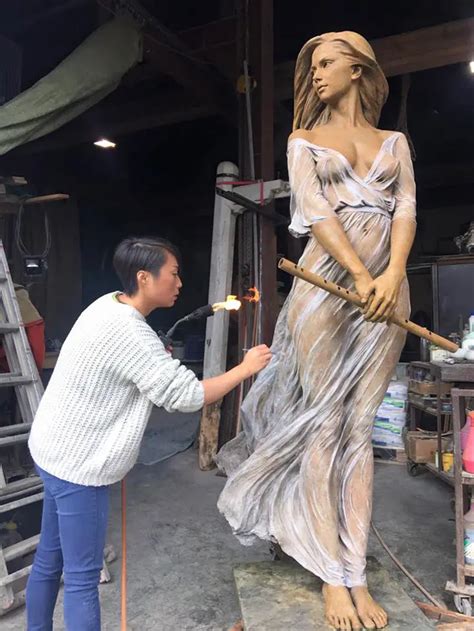 Artist Luo Li Rong Creates Realistic Female Sculptures Inspired By