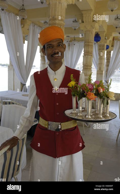 India Restaurant Waiter Hi Res Stock Photography And Images Alamy