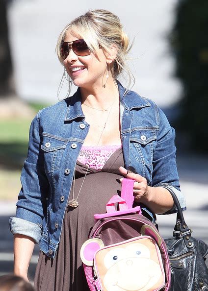 Pregnant Sarah Michelle Gellar Drops Off And Picks Up Daughter