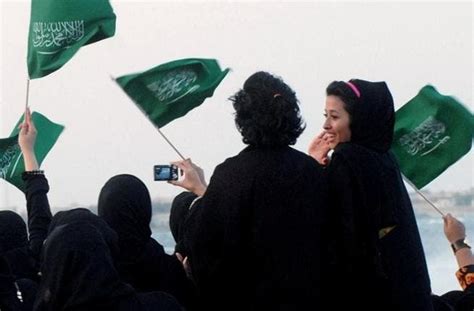 نشاط في الرياح السطحية تصل سرعتها إلى 40كم/س مما يؤدي إلى إثارة الأتربة والغبار تحد من مدى الرؤية الأفقية قد تصل إلى أقل من 2كم خاصة خلال النهار. تويتر: ما هي أزمة المرأة السعودية؟ | البوابة