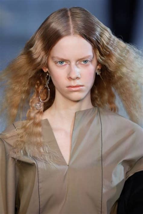 Ta fryzura była popularna w latach 90 Teraz znów jest modna ELLE pl