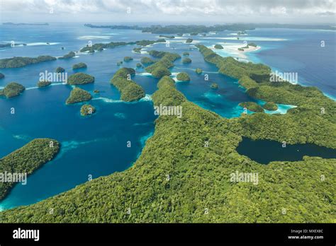 Vista Aérea De Los Curiosos Patrones De Arrecifes De Coral Atolones De